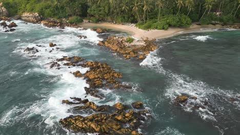 Luftaufnahme-Eines-Sonnenuntergangs-Am-Mirissa-Secret-Beach-In-Sri-Lanka