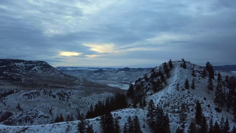 Un-Cuento-De-Invierno:-El-Amanecer-Sobre-Las-Colinas-Nevadas-Y-Las-Montañas-Majestuosas-De-Kamloops