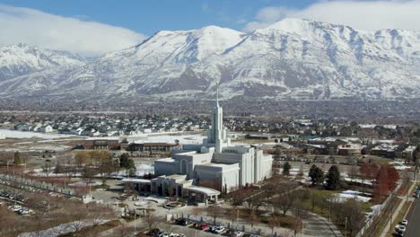 Mount-Timpanogos-Lds-Mormonisches-Religiöses-Tempelgebäude-In-Utah,-Luftdrohne