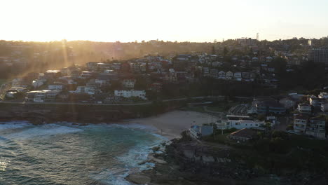 Luftdrohnenaufnahme-Des-Tamarama-Beach-Während-Des-Sonnenuntergangs-In-Sydney,-Australien