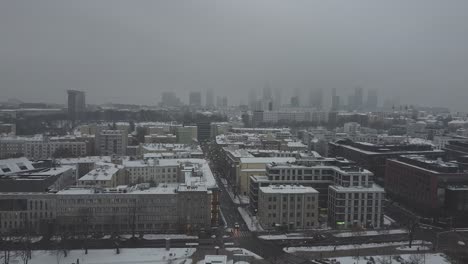 Drohnenvideo-Der-Skyline-Von-Warschau-An-Einem-Verschneiten-Und-Nebligen-Tag8