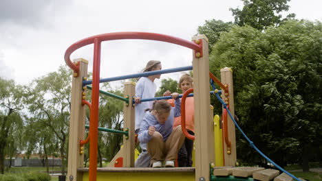 Kleines-Mädchen-Mit-Down-Syndrom,-Das-An-Einem-Windigen-Tag-Mit-Anderen-Kindern-Im-Park-Spielt