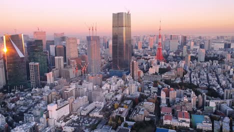 Luftaufnahme-Des-Sonnenuntergangs-über-Der-Skyline-Von-Tokio-Von-Den-Roppongi-Hügeln-Aus