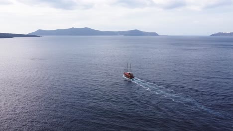 Bootsfahrt-Von-Santorini-Zu-Den-Umliegenden-Inseln