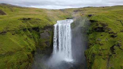Skógafoss-Ist-Einer-Der-Größten-Wasserfälle-Islands