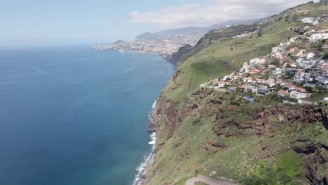 Wunderschöne-Luft--Oder-Drohnenaufnahme-Entlang-Der-Küste-Der-Insel-Madeira-In-Portugal