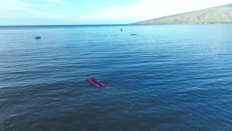 Der-Pink-Paddlers-Canoe-Club-In-Maui-Heißt-Alle-Krebsüberlebenden-Und-Unterstützer-Willkommen,-Um-Sie-Auf-Ihrem-Neuen-Lebensweg-Zu-Unterstützen