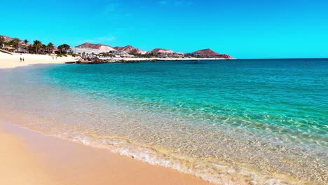 Cabo-San-Lucas-Strand-Mit-Sehr-Ruhigem-Wasser,-Blauer-Himmel,-Fast-Keine-Wolken-Und-Keine-Wellen