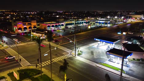 Lapso-De-Tiempo-Aéreo-De-La-Gasolinera-Chevron-En-Una-Intersección-En-La-Noche-Con-Coches-Y-Rayas-De-Luz