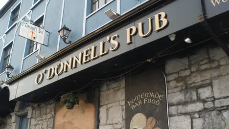 Disparo-Estático-Fuera-Del-Pub-O&#39;Donnell,-Gort-Galway,-Irlanda