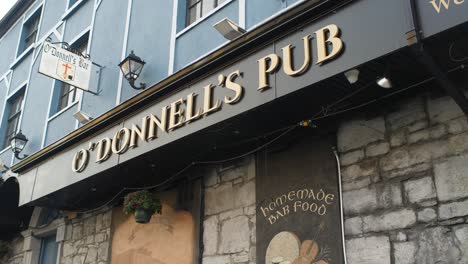 Statische-Aufnahme-Vor-O&#39;Donnell&#39;s-Pub,-Gort-Galway,-Irland