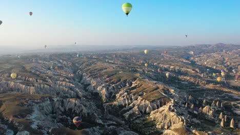 Epische-Filmische-Drohnenaufnahme-über-Kappadokien-Mit-Blick-Auf-Die-Heißluftballons-In-Der-Türkei