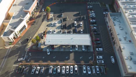 El-Lapso-De-Tiempo-Aéreo-Muestra-A-La-Gente-Esperando-En-Fila-Para-Llenarse-De-Gasolina-En-Una-Concurrida-Gasolinera-De-Costco