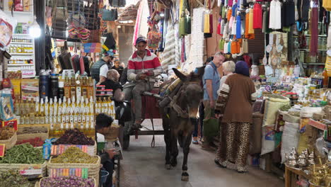 Eselskarren-Mit-Fahrer-Fahren-Durch-Den-Marktplatz-In-Marrakesch,-Marokko