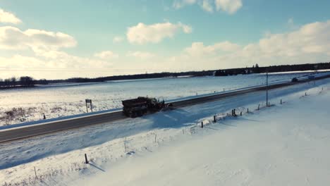 Luftaufnahme-Von-Fahrzeugen,-Die-Sich-Auf-Der-Schneebedeckten-Straße-In-Brampton,-Ontario,-Kanada-Bewegen