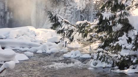 Verträumter-Winterlicher,-Schnell-Fließender-Bach,-Der-Durch-Die-Gefrorene-Landschaft-In-Den-Wäldern-Kanadas-Fließt