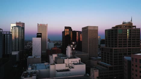 Luftaufnahme-Der-Wolkenkratzer-Der-Innenstadt-Von-Phoenix,-Arizona-Bei-Sonnenuntergang