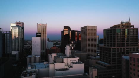 Vista-Aérea-De-Los-Rascacielos-Del-Centro-De-Phoenix,-Arizona-Al-Atardecer