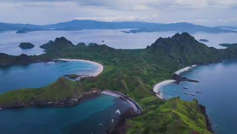 Impresionante-Vista-Aérea-De-La-Cordillera-De-La-Prehistórica-Y-Verde-Isla-De-Padar,-Indonesia