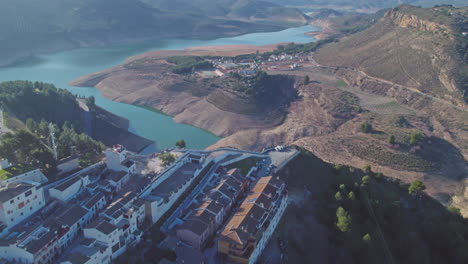 Luftaufnahme-Der-Einbettung-Und-Des-Dorfes-Iznájar,-Córdoba,-Spanien