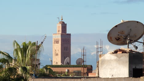 Statischer-Blick-Vom-Dach-Des-Turms-Der-Djemaa-El-Fnaa-Moschee-Mit-Malerischem-Sonnenlicht-Bei-Sonnenuntergang