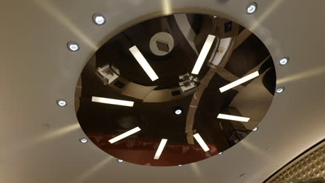 Abstrakte-Kreative-Uhr-Deckenbeleuchtung-In-Einer-Luxus-Armbanduhr-Boutique-In-Barcelona