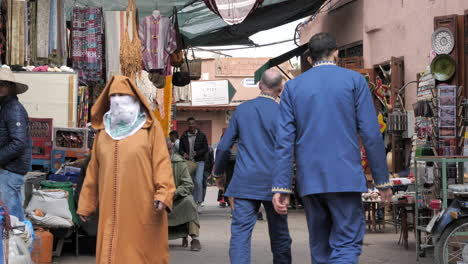 Menschen,-Die-Auf-Einem-Marktplatz-In-Der-Medina-Von-Marrakesch,-Marokko,-Spazieren
