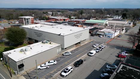 Pájaros-Volando-Sobre-El-Palacio-De-Justicia-En-Yadkinville-Nc-Cerca-De-Winston-Salem