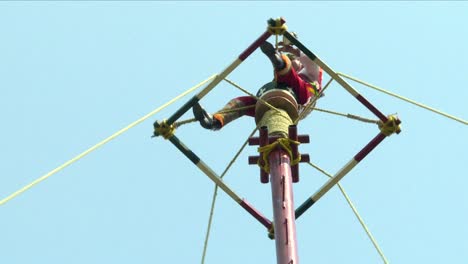 Papantla-Flyer-Spielen-Musik,-Während-Ihre-Partner-Einen-Traditionellen-Tanz-Aufführen