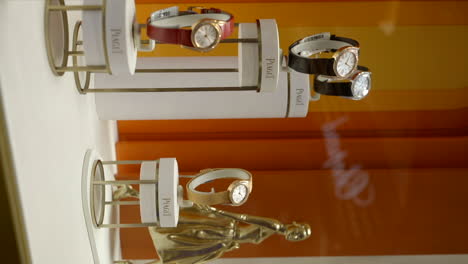 Colección-Vertical-De-Relojes-De-Oro-De-Lujo-Piaget-Presentada-En-Escaparate-De-Barcelona