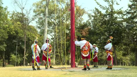 Papantla-Flieger-Umkreisen-Den-Hauptmast,-Bevor-Sie-Ihn-Erklimmen