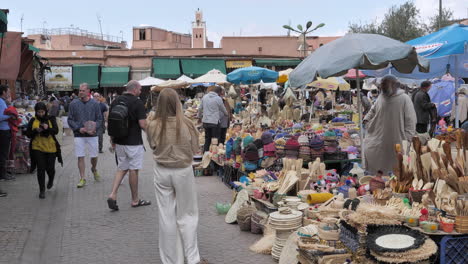 Touristen-Kaufen-Auf-Dem-Größten-Marktplatz-In-Der-Medina-Von-Marrakesch-Ein