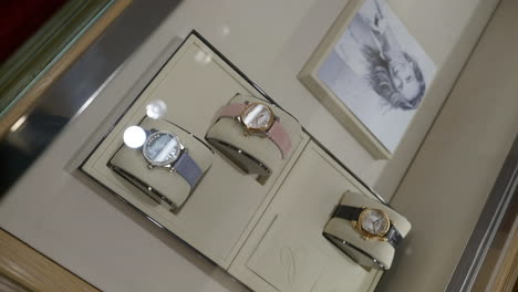 Movimiento-Lento-De-Rotación-Vertical-Sobre-La-Colección-De-Relojes-Chopard-De-Lujo-En-La-Exhibición-De-La-Tienda