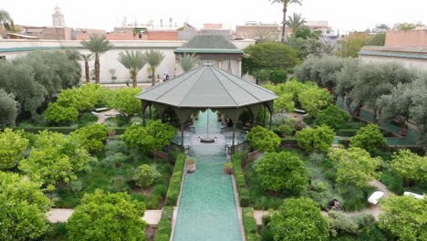 Tiro-Inclinado-Sobre-El-Jardín-Secreto-En-El-Complejo-Del-Palacio-Secreto-Le-Jardin,-Marrakech