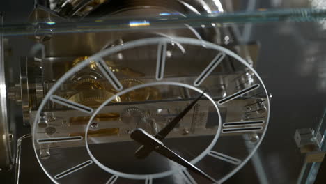 Vertikale-Luxusuhr-Von-Jaeger-Le-Coultre-Atmos-Mit-Mechanischem-Uhrwerk-Unter-Glasvitrine-In-Einer-Armbanduhrenboutique-In-Barcelona,-Nahaufnahme