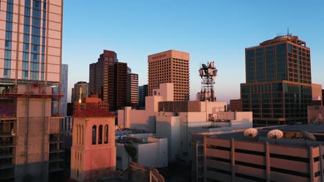 Drohnenaufnahme-Schlängelt-Sich-Bei-Sonnenuntergang-Durch-Phoenix,-Die-Wolkenkratzer-In-Der-Innenstadt-Von-Arizona