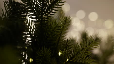 Weihnachtsbaumgrünblätter-Mit-Bokeh-Lichthintergrund-In-Einem-Einkaufszentrum