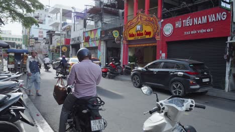 Gente-Montando-Motos-En-Las-Concurridas-Calles-De-La-Ciudad-De-Ho-Chi-Minh,-Vietnam