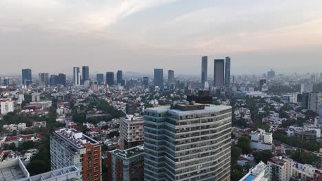 Vista-Aérea-Sobre-El-Paisaje-Urbano-De-Polanco-Hacia-El-Centro-De-La-Ciudad-De-México,-Durante-Un-Amanecer-Nublado