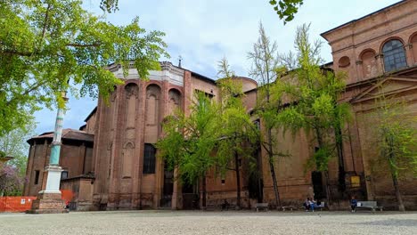 Basílica-De-San-Domenico-En-Bolonia,-Italia-Con-Los-árboles-En-Una-Ligera-Brisa