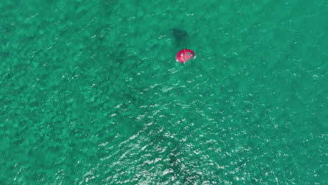 Kite-Surf-Moviéndose-A-Través-Del-Agua-Frente-A-La-Isla-De-Paros-En-Grecia