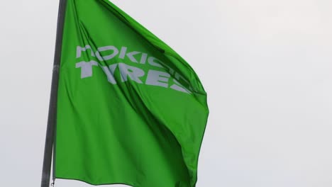 Nokian-Tyres,-Nokian-Renkaat,-Flagge-Weht-Vor-Ihrer-Reifenfabrik-In-Nokia,-Finnland