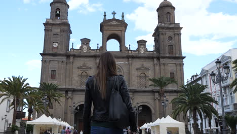 Frau-Von-Hinten-Geht-In-Richtung-Der-Kathedrale-Von-Santa-Ana-In-Las-Palmas-De-Gran-Canaria
