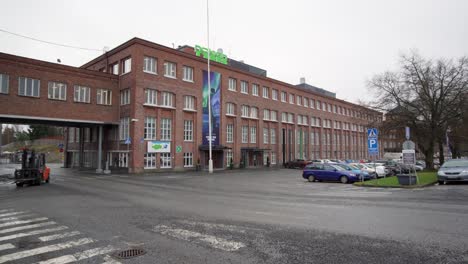 Fábrica-De-Neumáticos-De-Neumáticos-Nokian,-Nokian-Renkaat,-Y-Automóviles-Estacionados-Frente-A-Ella-En-Nokia,-Finlandia