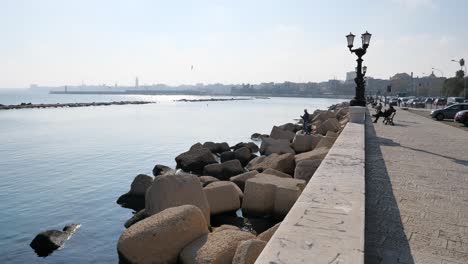 Frente-Al-Mar-De-La-Calle-Lungomare-Imperatore-Augusto-Con-Pescadores-En-Bari,-Italia-Con-Lámparas