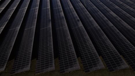 Paneles-Solares-Congelados-Revelación-Aérea-De-Un-Molino-De-Viento-De-Una-Sola-Turbina-En-Los-Países-Bajos-Parte-De-La-Industria-Sostenible-En-El-Paisaje-Holandés-Del-Río-Ijssel-Cerca-De-Zutphen