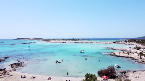 Playa-De-Arena-Tropical-Elafonisi-Con-Agua-Turquesa,-Creta,-Grecia,-Vista-Aérea-Ascendente