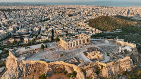 Increíbles-Vistas-De-La-Acrópolis-Al-Amanecer-En-La-Ciudad-De-Atenas,-Grecia