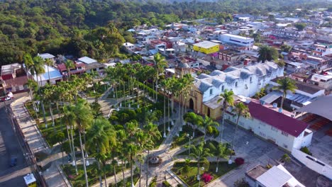 Schöne-Luftaufnahme-Mit-Drohne-Der-Hauptkirche-In-Der-Stadt-Ixhuatlan-Del-Cafe,-Veracruz,-Mexiko