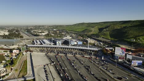 Vista-Aérea-Alrededor-Del-Puerto-De-Entrada-De-San-Ysidro,-Cruce-Fronterizo-En-Tijuana,-México---órbita,-Disparo-De-Drones